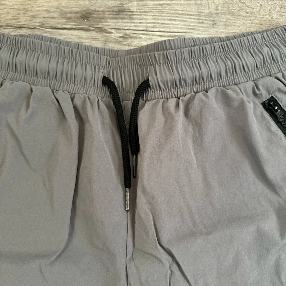 SOLD Gray essential mens short shorts lined
Adjustable waist - Picture 4 of 7